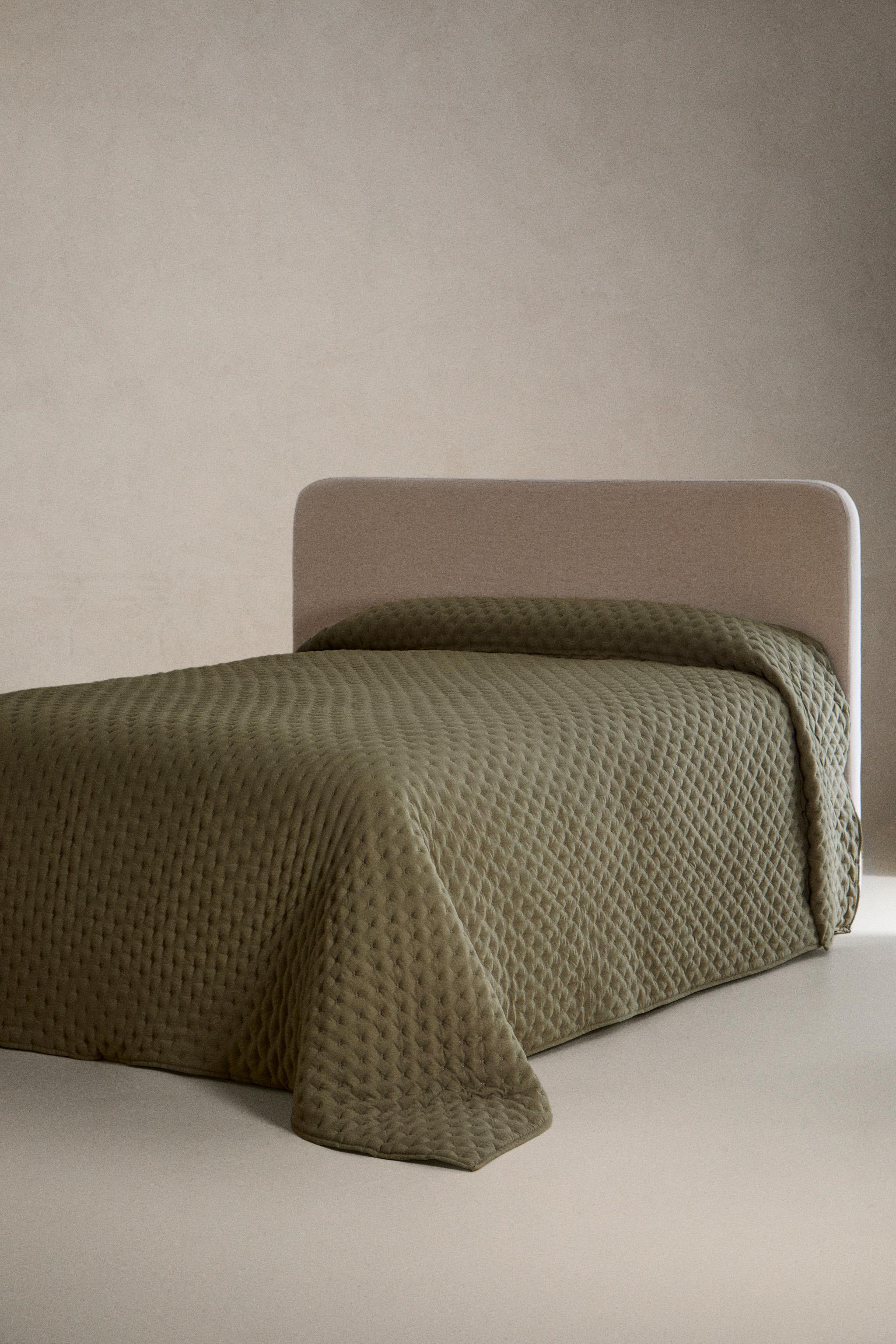 QUILTED QUILT WITH DOTS